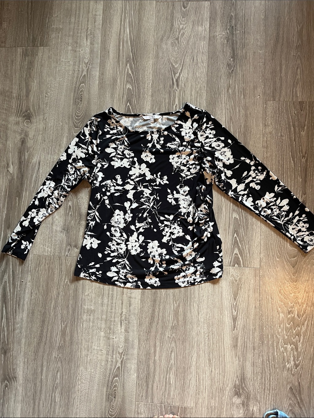 Cleo Black Long-Sleeve ruched Floral Tee.  Women's large